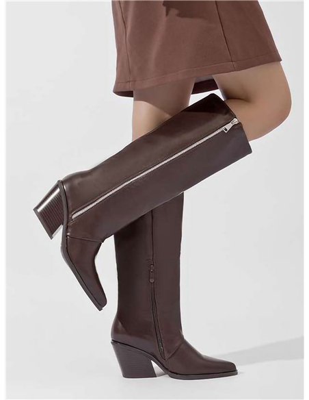 Bota alta con cuña y punta afilada