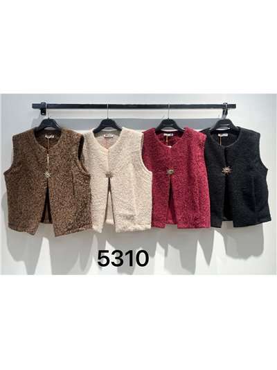 Chaleco bouclé con broche joya