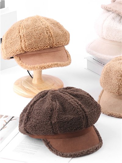 Gorra de borreguito con visera