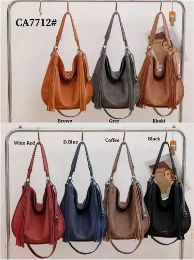 Bolso de hombro tipo hobo con borlas