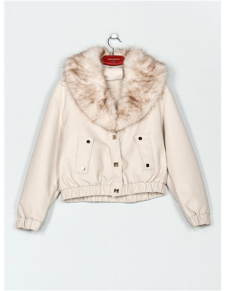 Bomber efecto piel con cuello de pelo