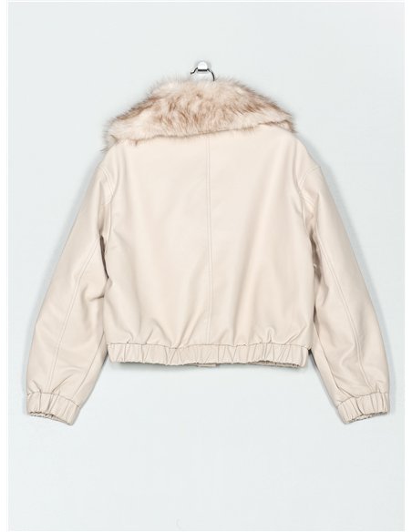 Bomber efecto piel con cuello de pelo