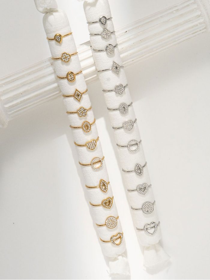 Conjunto de 12 anillos con circonitas - Acero inoxidable - Expositor incluido