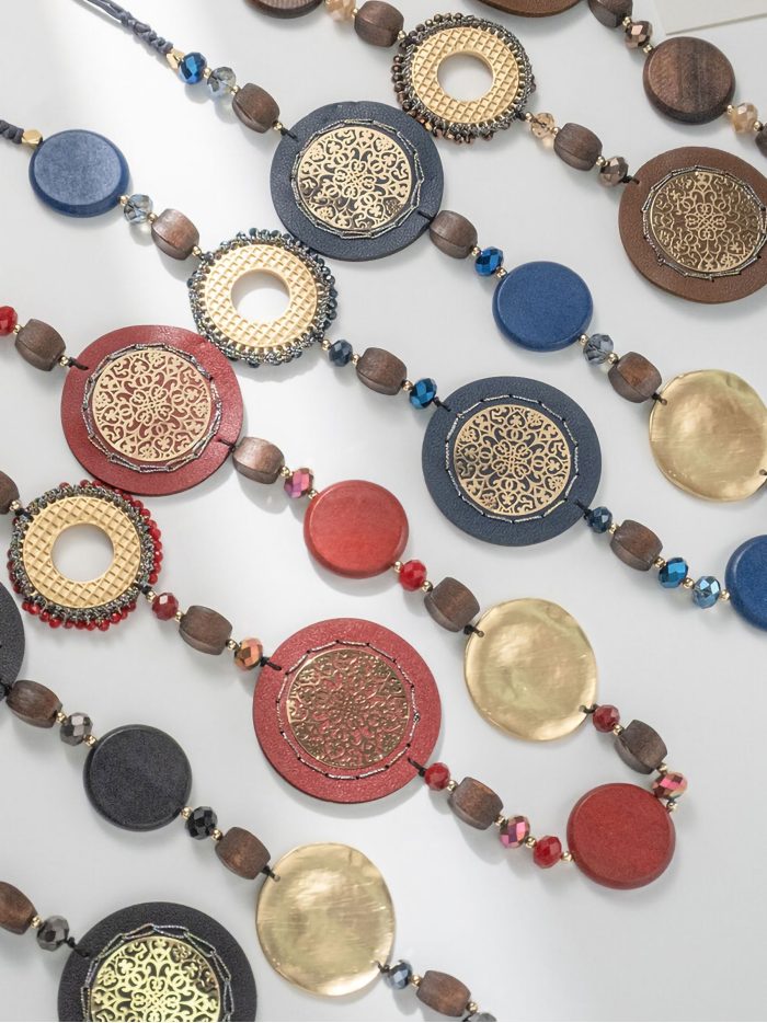 Lange Medaillon-Halskette auf Schnur