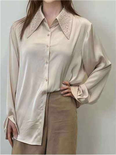 Camisa satinada cuello strass