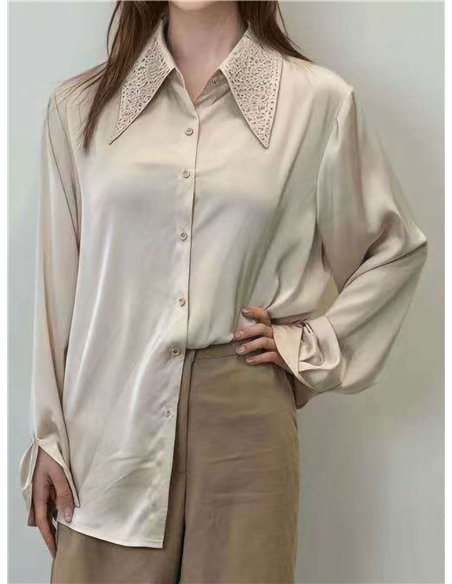 Camisa satinada cuello strass