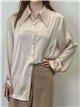 Camisa satinada cuello strass