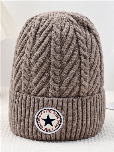 Gorro trenzado con parche estrella