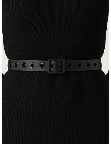 Cinturón con ojales metálicos y hebilla cuadrada