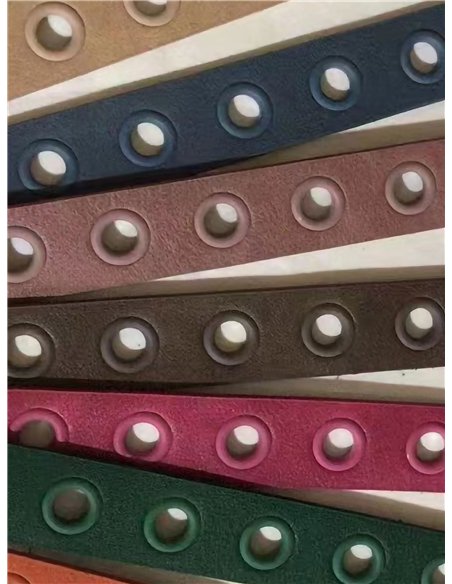 Cinturón con ojales metálicos y hebilla cuadrada