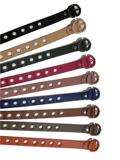 Cinturón fino con ojales y hebilla redonda