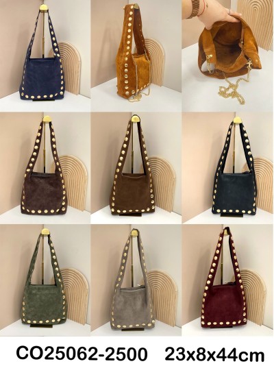 Bolso de hombro piel serraje tachas