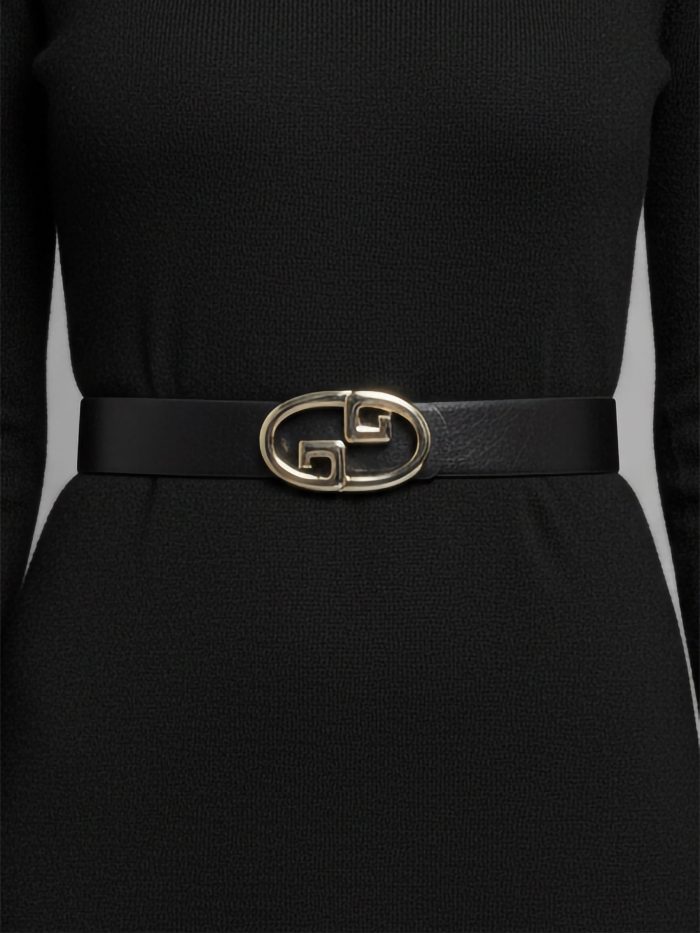 Cinto elástico detalhe metálico.