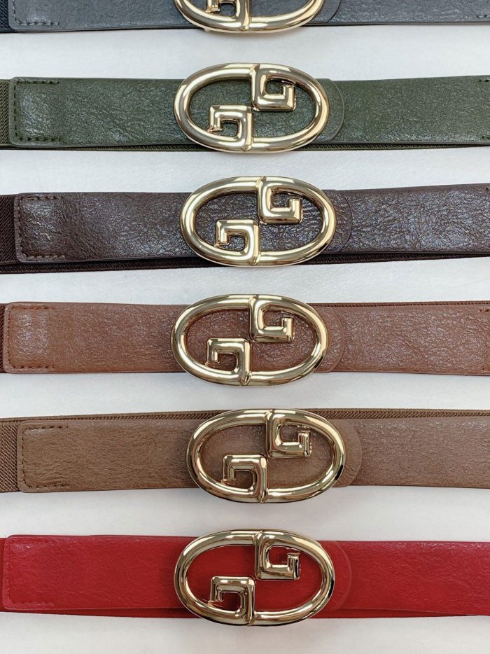 Cinto elástico detalhe metálico.