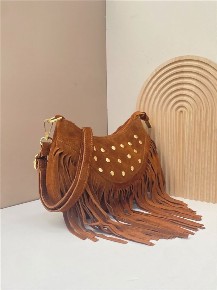Bolso bandolera media luna piel serraje con flecos y tachuelas