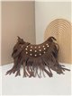 Bolso bandolera media luna piel serraje con flecos y tachuelas