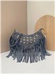Bolso bandolera media luna piel serraje con flecos y tachuelas
