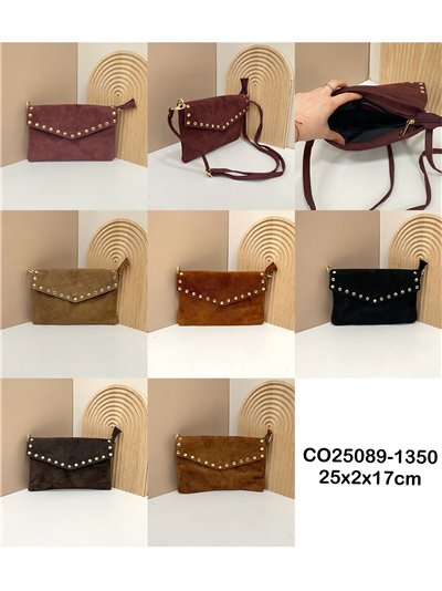 Clutch sobre piel serraje con tachuelas