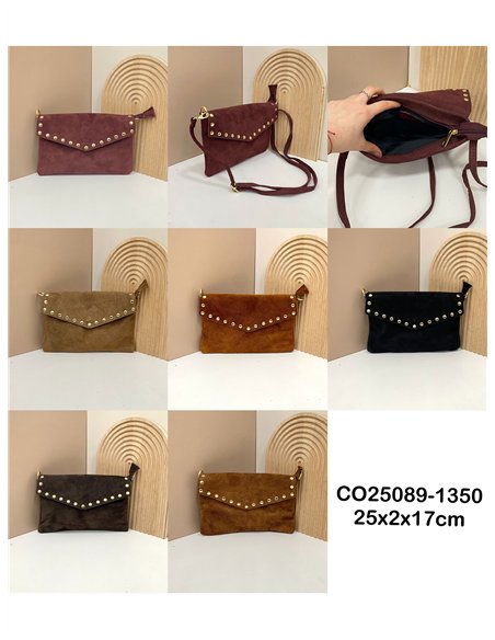 Clutch sobre piel serraje con tachuelas