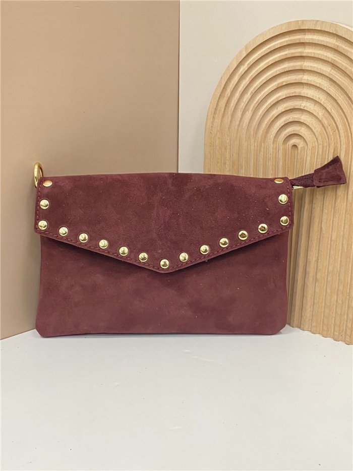 Clutch sobre piel serraje con tachuelas