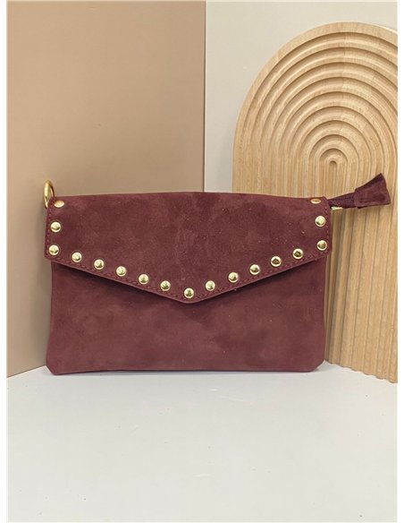 Clutch sobre piel serraje con tachuelas
