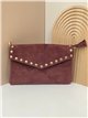 Clutch sobre piel serraje con tachuelas