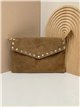 Clutch in camoscio con borchie.