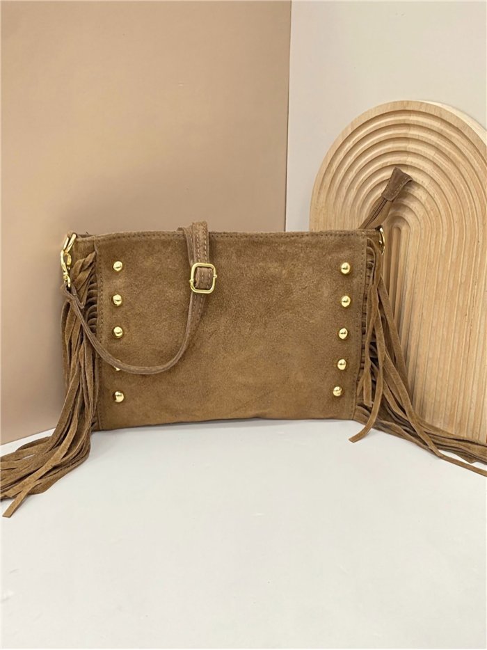 Clutch piel serraje con flecos y tachuelas