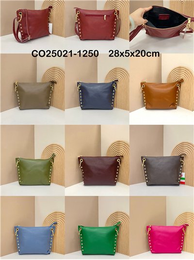 Bolso bandolera de piel con tachuelas laterales