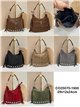Bolso hobo de piel serraje con flecos y tachuelas