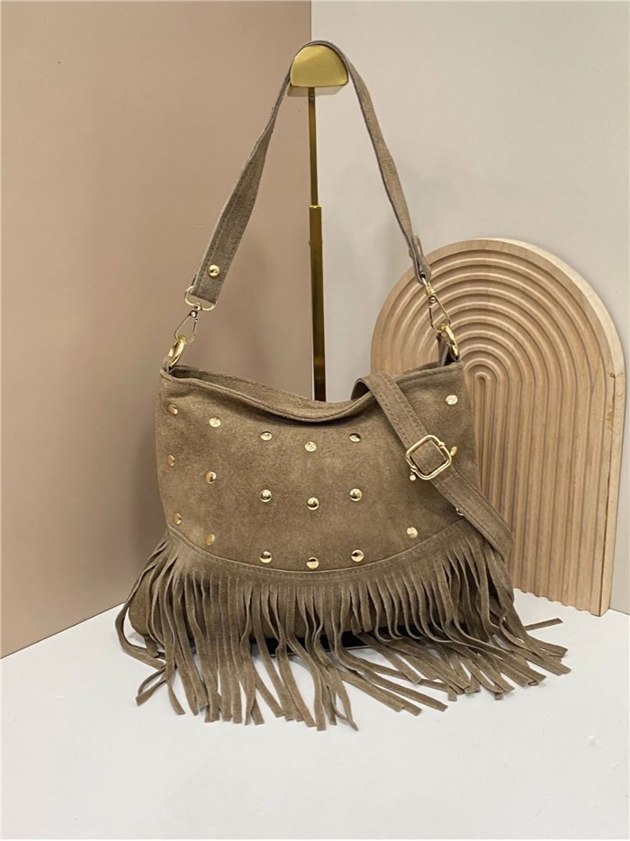Bolso de hombro piel serraje con flecos y tachuelas frontales
