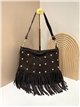 Bolso de hombro piel serraje con flecos y tachuelas frontales