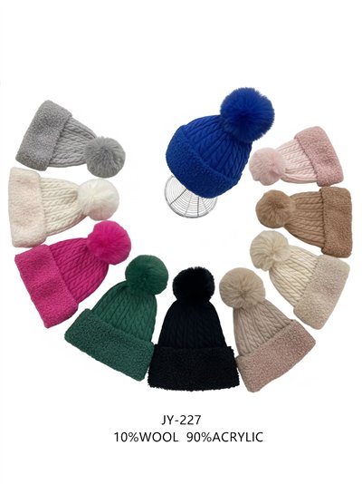 Gorro trenzado afelpado con vuelta borreguito y pompón 2