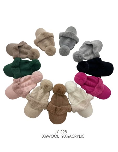 Gorra de punto afelpado con visera y pompón