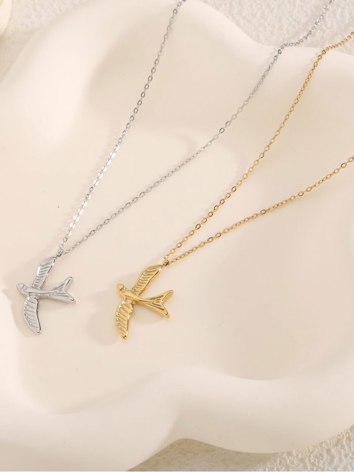 Collana pendente rondine