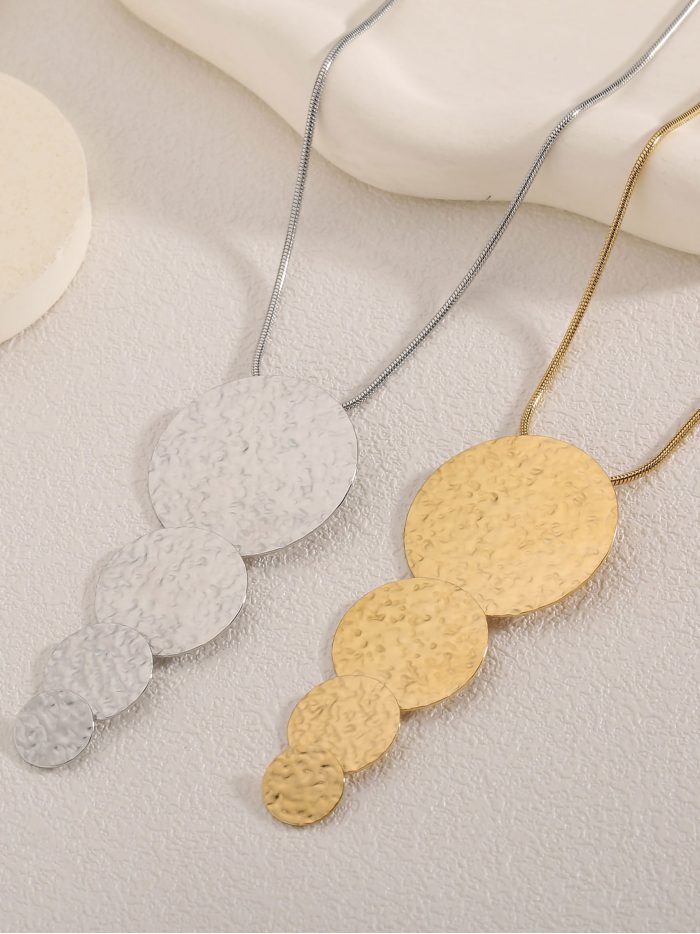 Collar geométrico efecto martillado