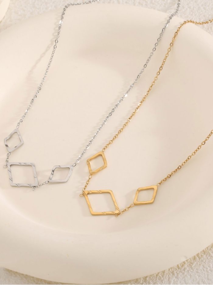 Collar colgante rombo