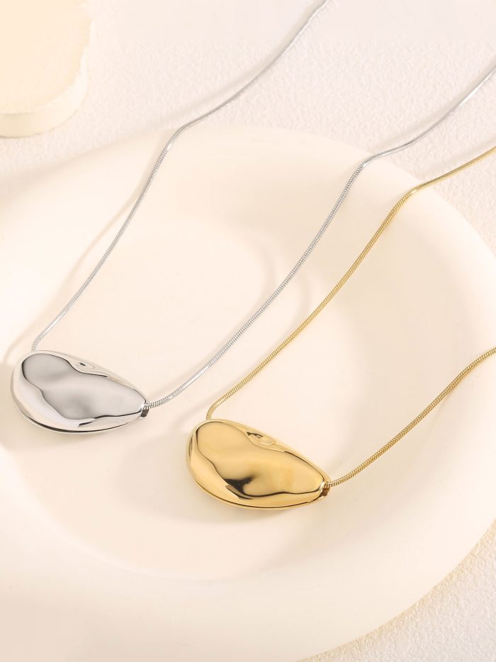 Oval pendant necklace