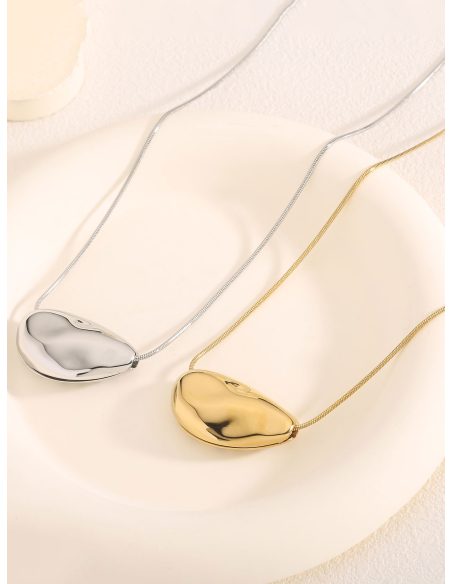 Oval pendant necklace