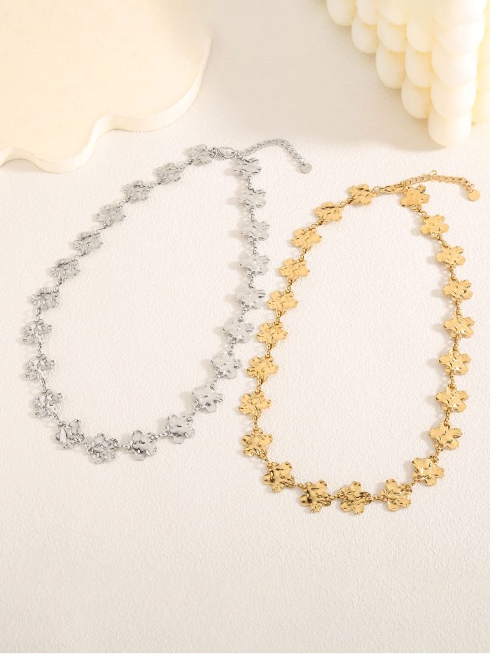 Colar gargantilha flores efeito martelado.