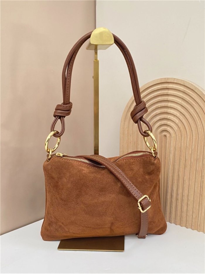 Bolsa de ombro em camurça com alças de nó