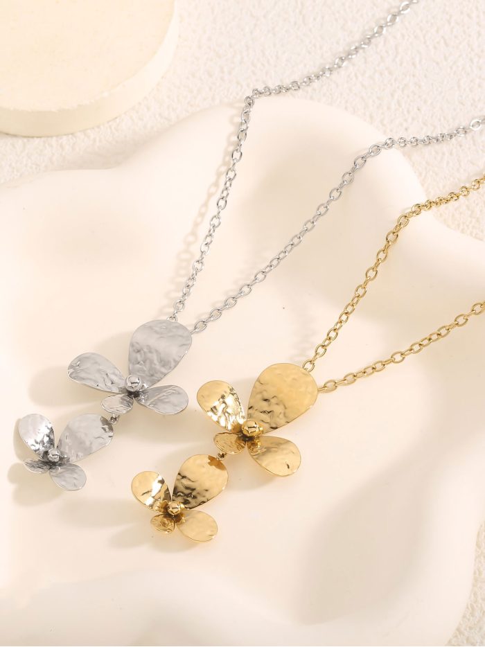 Collar flores efecto martillado