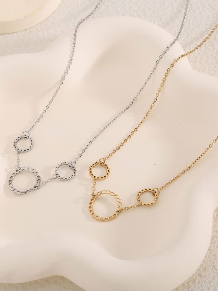 Collar aros entrelazados