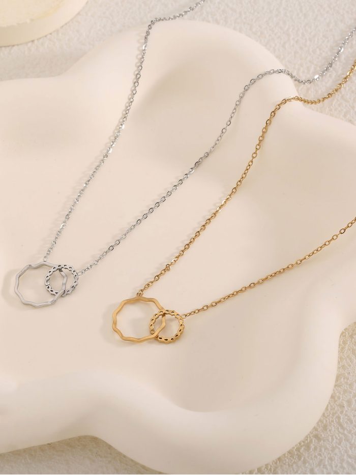 Collar aros entrelazados