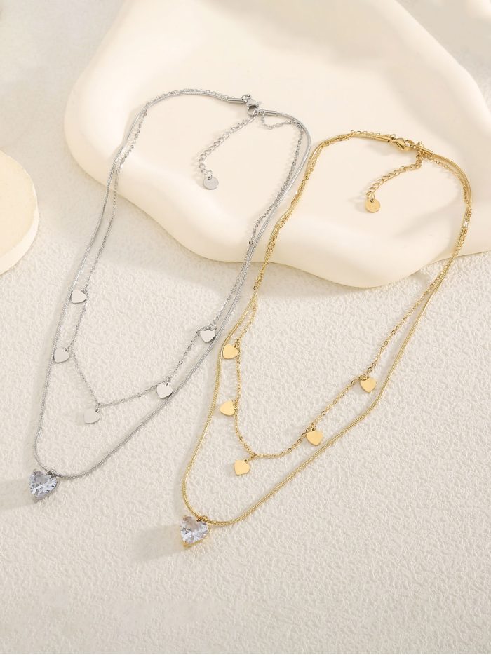 Collana doppia con pendente a cuore e zircone.