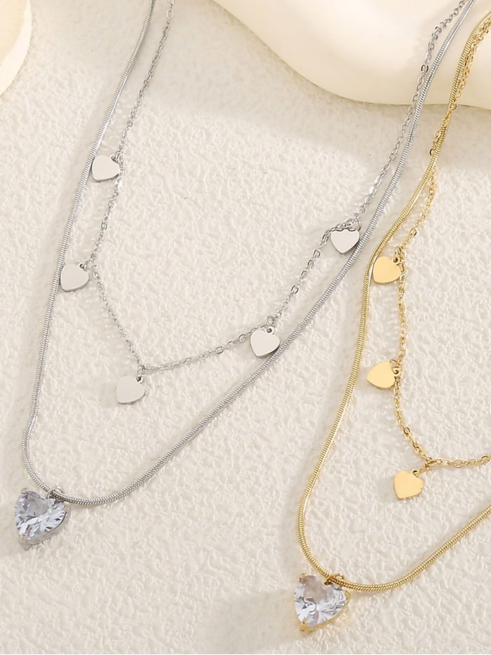 Collana doppia con pendente a cuore e zircone.