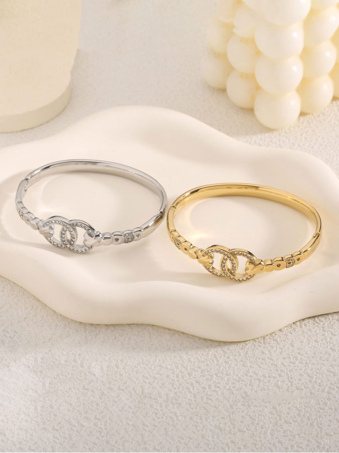 Starre Armband mit verflochtenen Ringen und Zirkonia