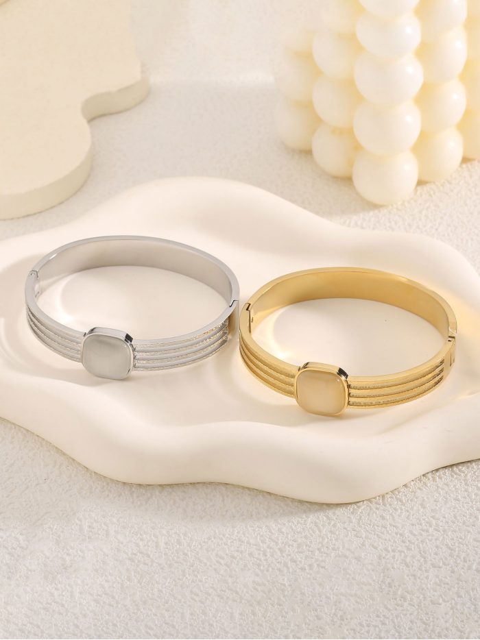 Pulsera rígida con cabujones