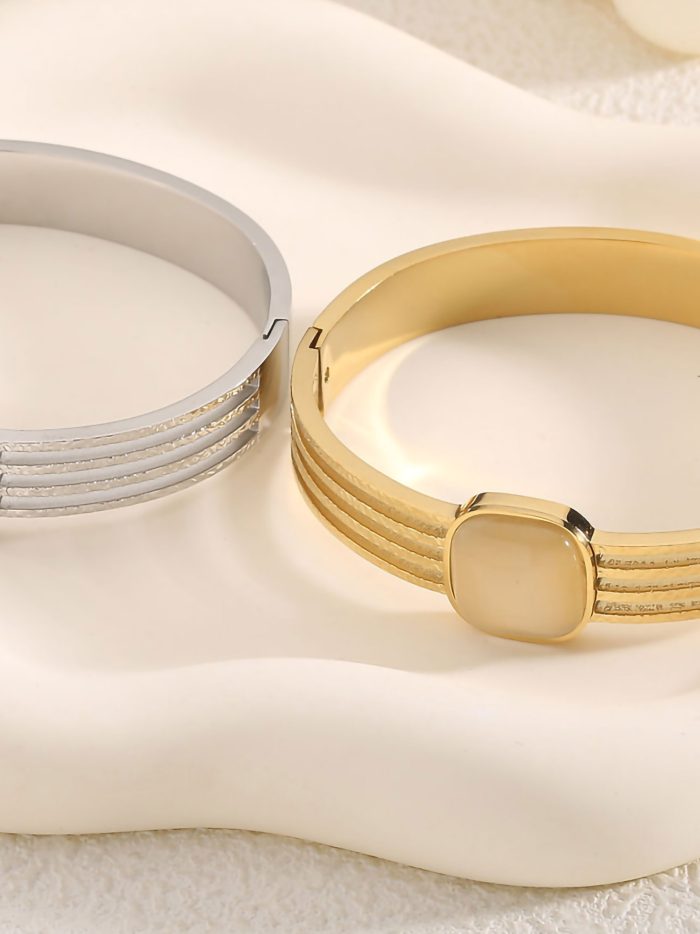 Pulsera rígida con cabujones