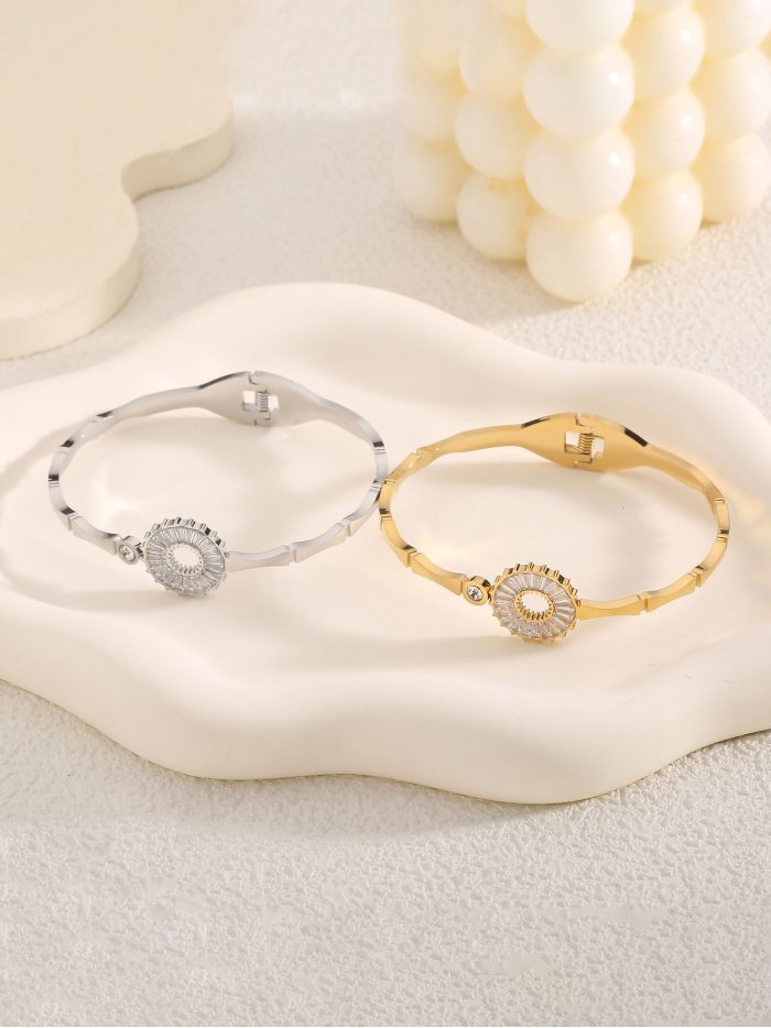 Pulsera rígida medallón con circonita